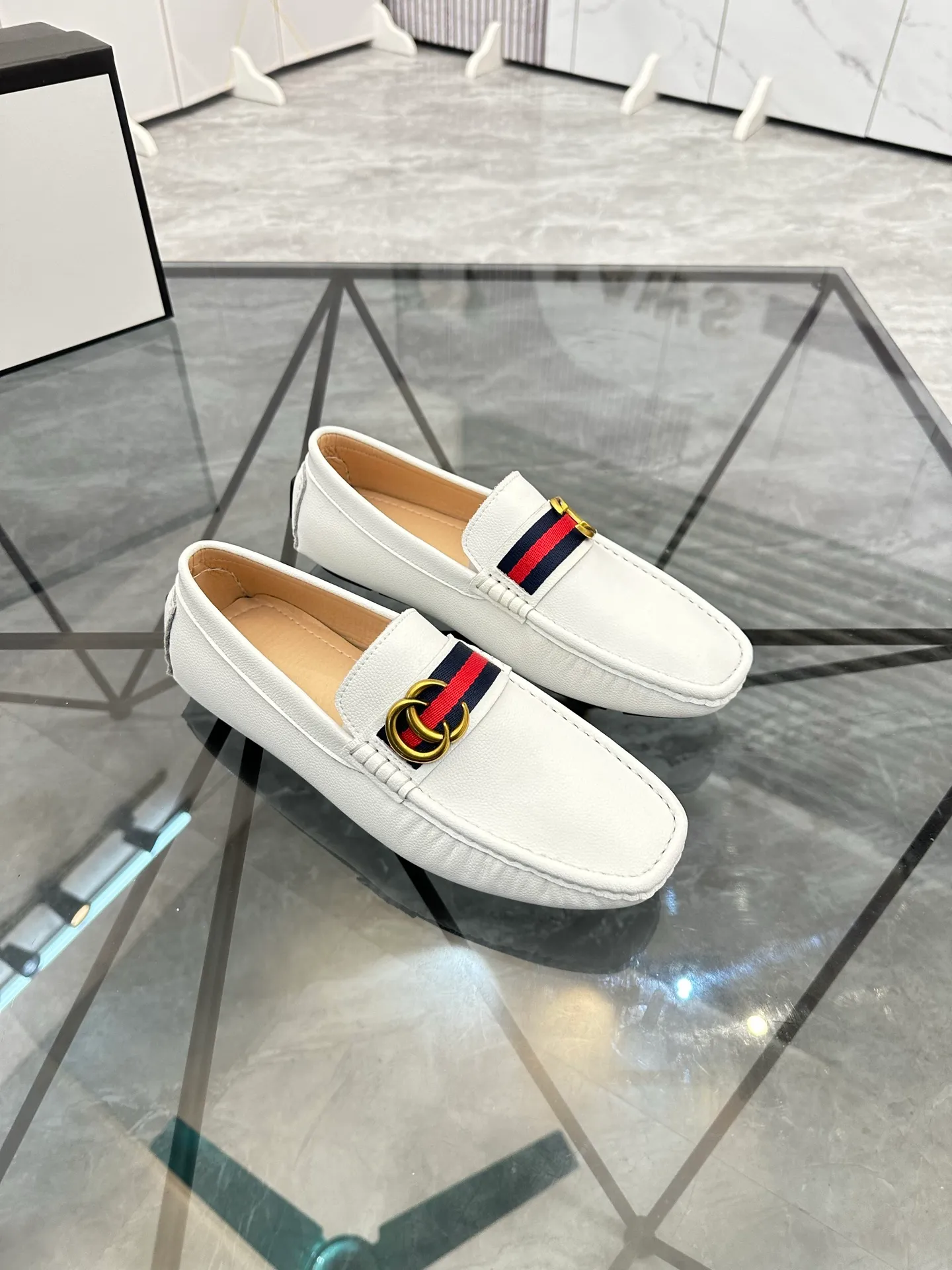 Men's shoes: 💰P400¥ Product trademark: Gucci* "Gucci*" Doudou shoes Regular size: 38-44 (can be customized to 45.46.) Product materials: imported cowhide upper, genuine leather lining, original outsole. No.: 0001